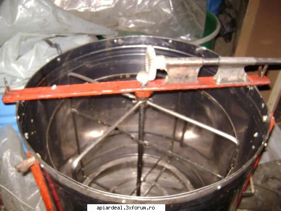 centrifuga inox aceasta este centrifuga mea care extrag este facuta mine acasaeste simpla folosesc