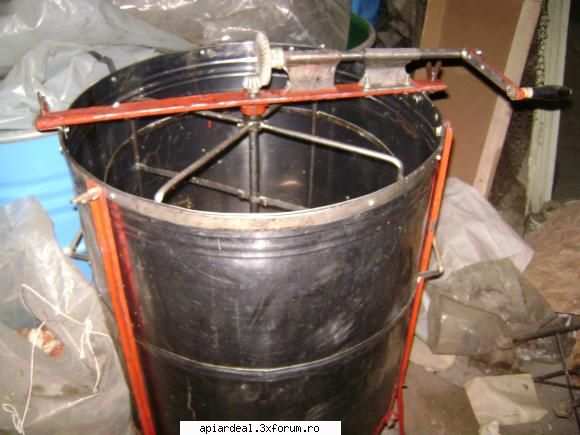Centrifuga de inox - angrenajul este de plastic cumparat de la apicola - EXTRACTOARE MIERE