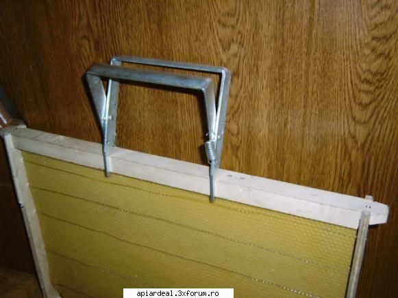 Cleste(scarar) pentru scos si tinut ramele - Vand cleste pentru scos ramele din stup din metal - VANZARI