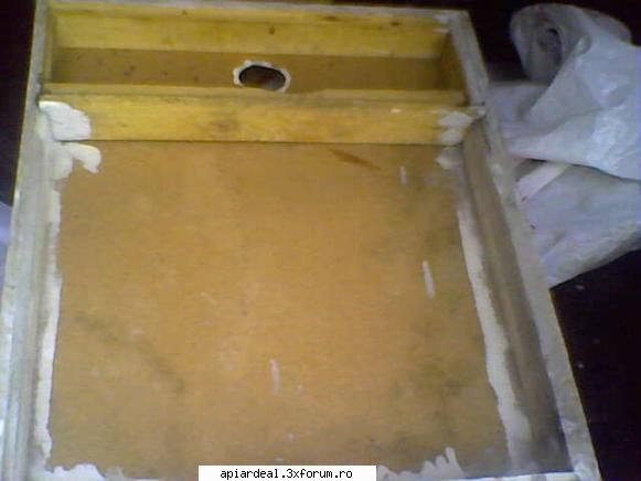 Hranitoare - uite hranitor-alimentator-cisterna - INTRETINEREA ALBINELOR