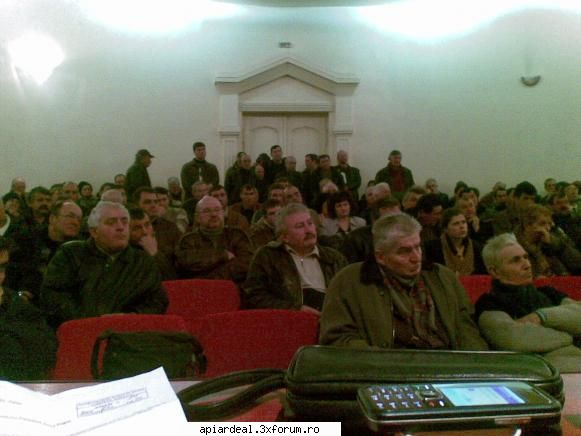 Jurnal apicol - sala a fost arhiplina de oameni interesati de - INTRETINEREA ALBINELOR