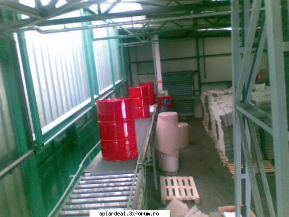 Jurnal apicol - Zilnic produc 4000 de butoaie , 5% din productie - INTRETINEREA ALBINELOR