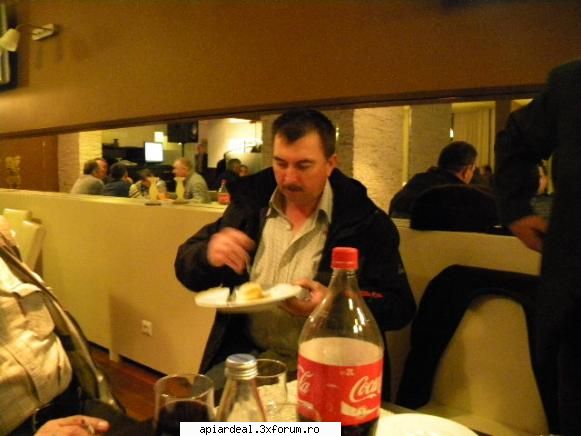 Jurnal apicol - Valter degustand fagurii de la Batranul - INTRETINEREA ALBINELOR