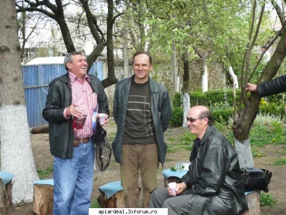 Lectia de apicultura - La un vin din beciul gazdei - AICI PUTETI POSTA ORICE...