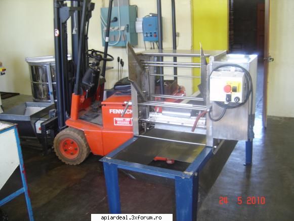 Lucrul la ferma - Masina de dezoperculat cu bac decantor - INTRETINEREA ALBINELOR