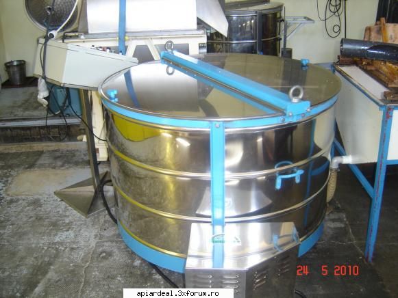 Lucrul la ferma - Centrifuga radiala capacitate 16 rame Langstroth - INTRETINEREA ALBINELOR