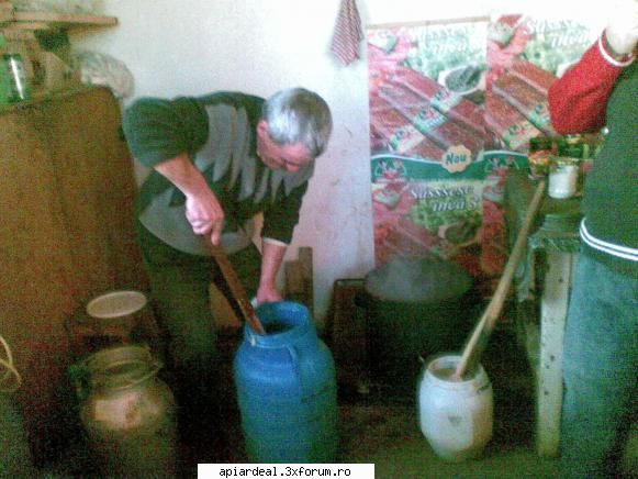 Sala de extractie. - Linie de ambalat a la Romanica - PRODUSELE STUPULUI