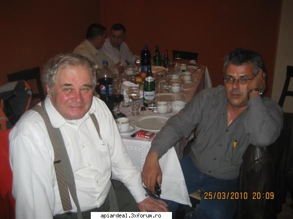 Sărbătoarea mierii-Blaj 2010 - batrinul si proprietarul fabricii de stupi - INTALNIRI