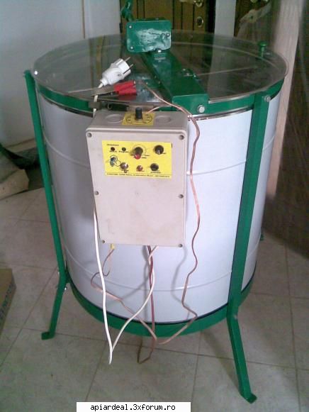 Scule si utilaje apicole APISAN s.r.l. - Firma APISAN srl vinde scule si utilaje apicole - VANZARI