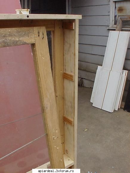 Stup educativ - Construit numai din material reciclat are cate 2 - STUPI
