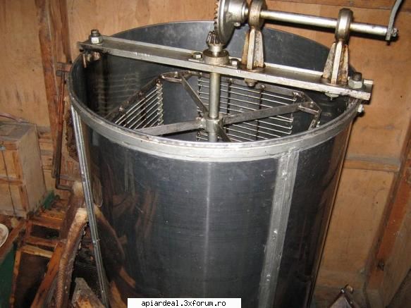 Stupi din stuf. - Centrifuga din inox confectionata de proprietar - STUPI