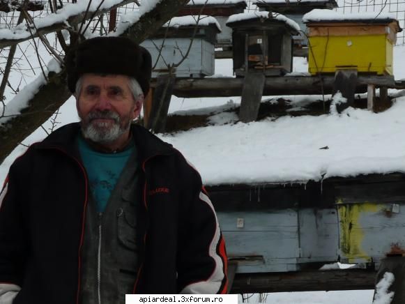 Stupi din stuf. - Vlzitand cativa apicultori am ajuns si in prisaca - STUPI