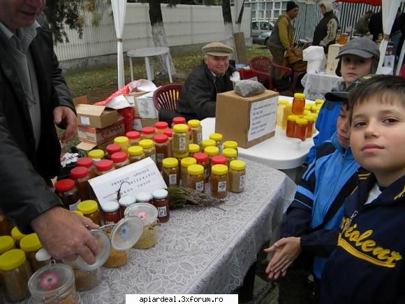 Targ apicol Bucurersti 2009 - La targ a fost prezent si cel bun producator de - INTALNIRI