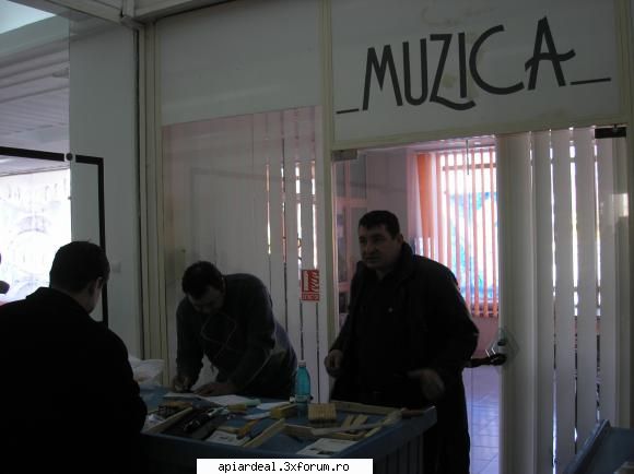 Targul Apicol - Editia I - Slobozia 2010 - Comerciant cu scule utile si bune(import china) - INTALNIRI
