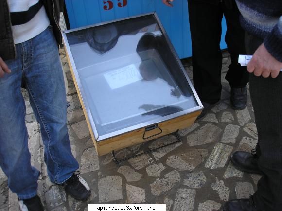 Targul Apicol - Editia I - Slobozia 2010 - Un topitor solar( din import) - INTALNIRI