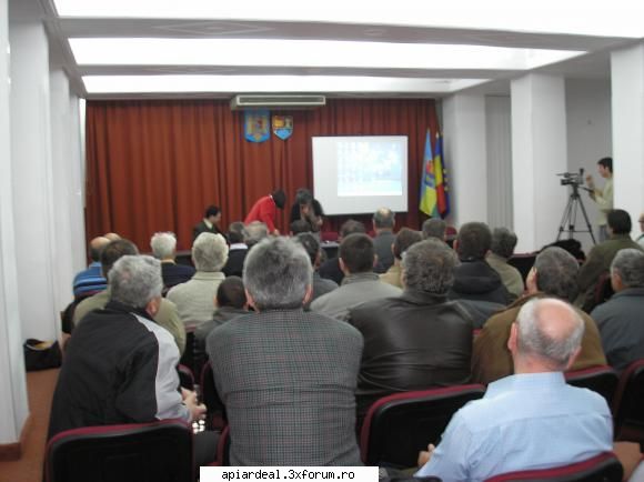 Targul Apicol - Editia I - Slobozia 2010 - Simpozionul. Organizare excelenta ,lume buna - INTALNIRI