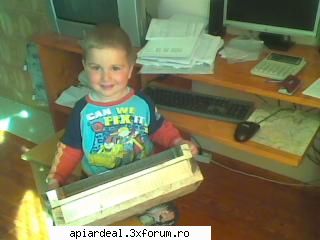 am procedat corect? - fiul meu cu primul hranitor(confectionat de mine) - SUNT INCEPATOR