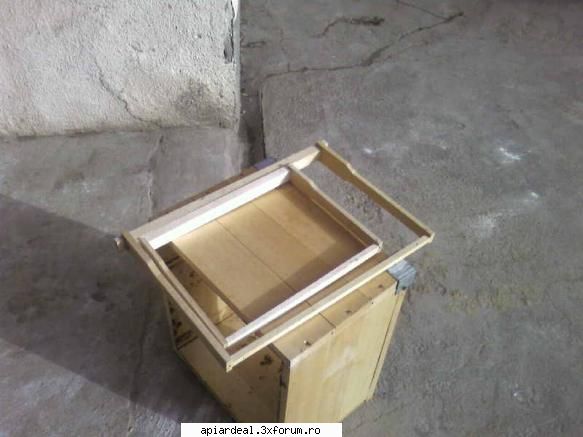 multietajat pe rama Kunt - Diferente nu pot sa-ti spun fata de dadant pt ca - STUPI